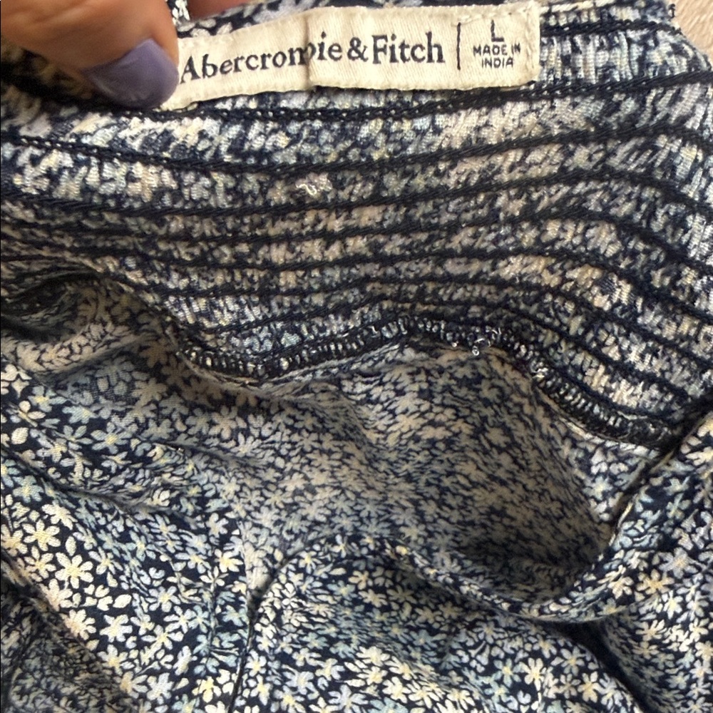 Abercrombie & Fitch Navy and White Floral Blouse size large - Picture 5 of 8